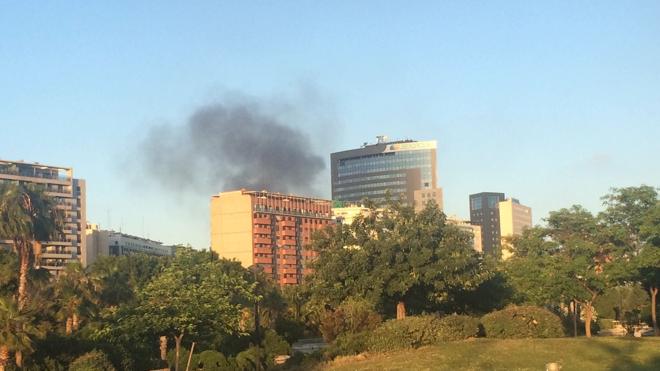 Nube de humo por el incendio de escombros en el circuito de Fórmula 1 de Valencia