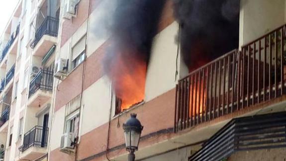 Cinco mujeres y un bebé intoxicados y un centro de salud desalojado por un incendio en Mislata