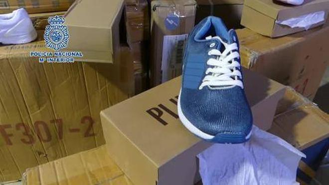 Detenido un ciudadano chino con 26.800 zapatillas deportivas falsificadas en Valencia