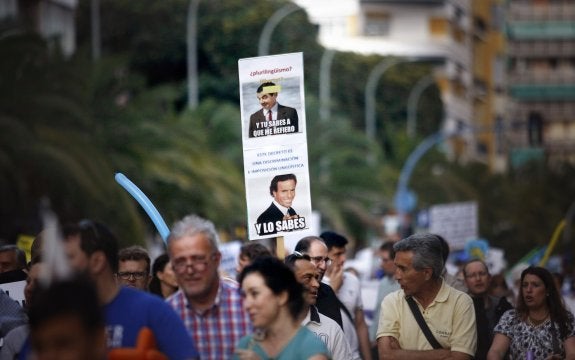 El Consell quiere mantener los programas lingüísticos paralizados en los colegios