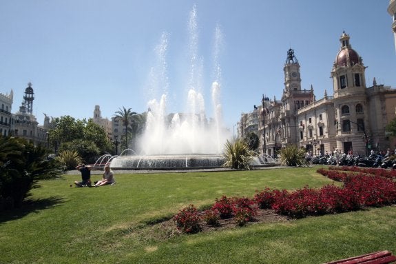 Plaza del Ayuntamiento: Las claves son el transporte y la mascletà fallera