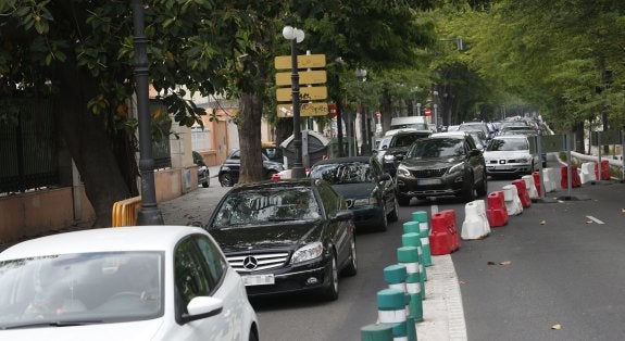Las obras para renovar una tubería causan retenciones en la marginal derecha del río