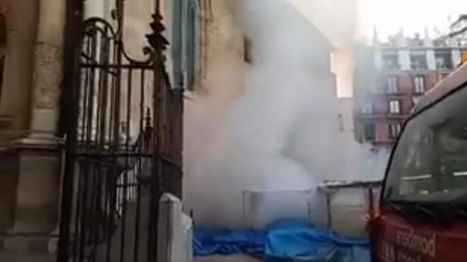 Un incendio destruye dos puestos en el Mercat de l'Escuraeta de Valencia