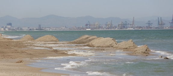 Los vecinos alertan de que el mar se traga la arena para regenerar El Saler
