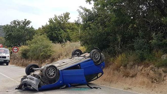 Una joven vuelca con su coche cerca del cuartel de la Guardia Civil de Benaguasil