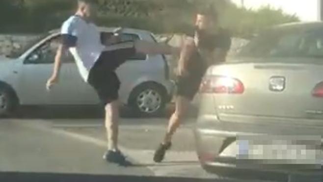 Pelea a lo 'Karate Kid' entre dos conductores