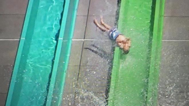 Un niño de 10 años sale disparado del tobogán de un parque acuático de California