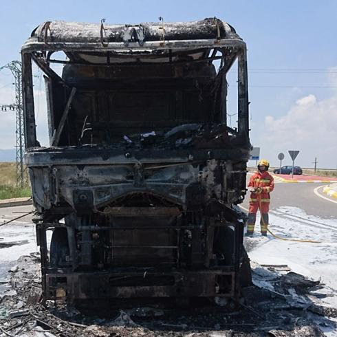 Calcinada la cabina de un camión en una rotonda de Sueca