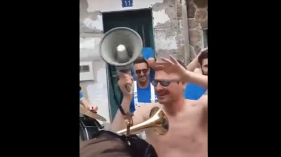 Iker Casillas, sin camiseta y bailando en las fiestas de Navalacruz