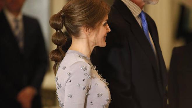 Así se hace la 'coleta burbuja' o el 'bubble ponytail' de la reina Letizia