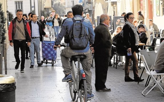 Las autoescuelas piden más controles de alcoholemia a ciclistas en Valencia