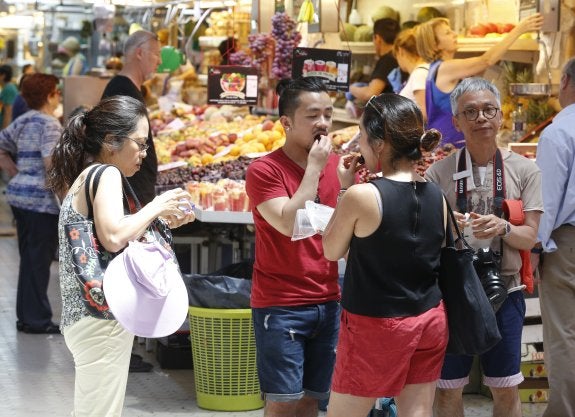 El Ayuntamiento regulará el acceso de los turistas al Mercado Central por la saturación
