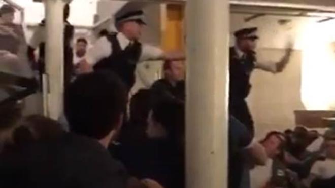 Vídeo | La Policía ordena tirarse al suelo a los clientes de un bar de Londres tras los ataques