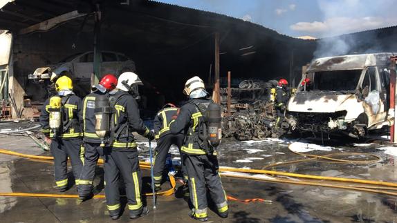 Controlado un incendio declarado en un desguace de coches de Xilxes