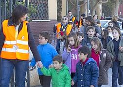 Monitores acompañando a los niños a la salida del colegio. / Damián Torres/