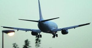 Un avión que volaba hacia El Altet aterriza de emergencia en Valencia