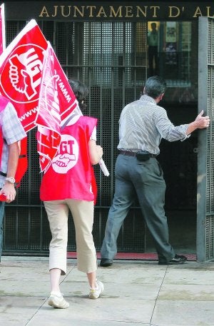 La huelga de funcionarios fracasa y pasa casi inadvertida en la Comunitat