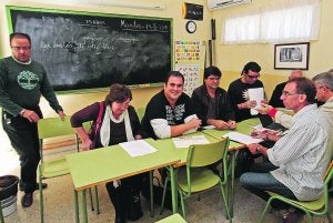 Más de 5.000 alicantinos se quedan sin plaza para volver a estudiar y buscar salidas al paro