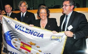 Barberá recibe la bandera del deporte