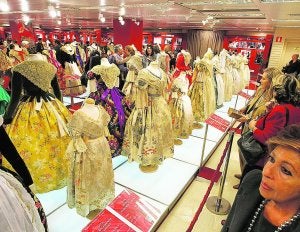 Las falleras mayores de Valencia exponen sus trajes | Las Provincias