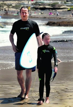 Cameron surfea en España